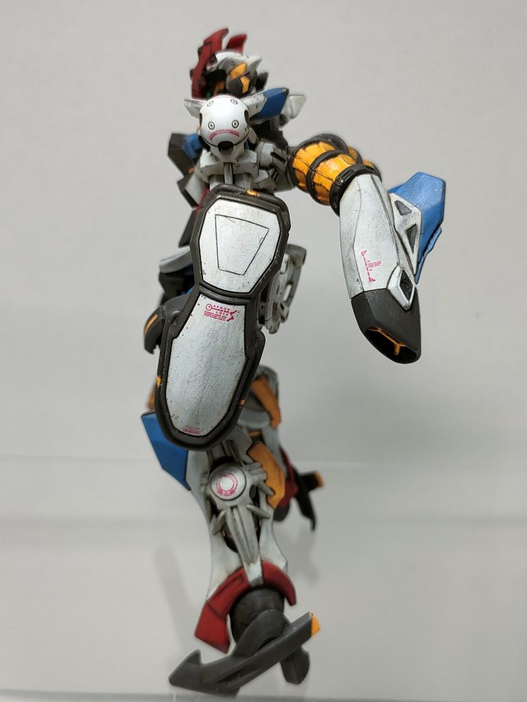 盾の上部だけスジ彫りしました!!いつもの筆塗り部分塗装とウェザリング艶消しになります!!ビームライフルは合わせ目消し。他は段落ちモールド化。段落ちモールドは失敗してるとこ多数（泣）ジークアクスは良い意味でガンダム感がないのですが、作っていくうちに、良いやーんってなった感じですw