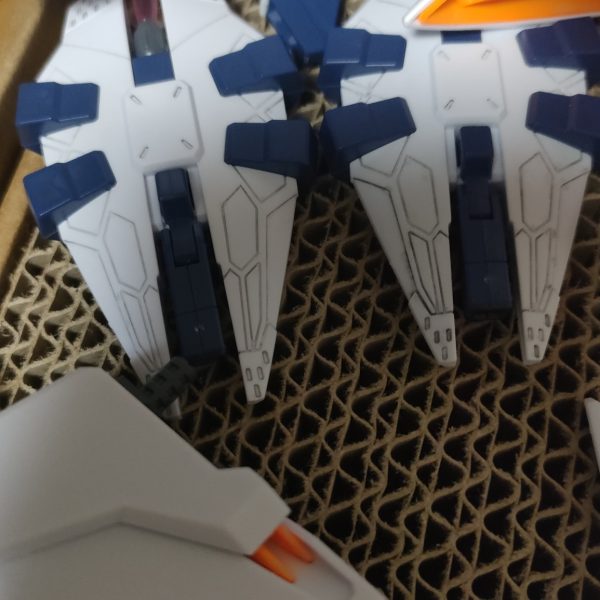 お盆休みに入りましたのでペーネロペーの続きをやってます。墨入れしてデカール貼ってやっと下地のトップコートまで進みました。あとはウェザリングしてもう一度トップコートでセーブして完成予定です。とりあえず1日乾燥させてます。（2枚目）