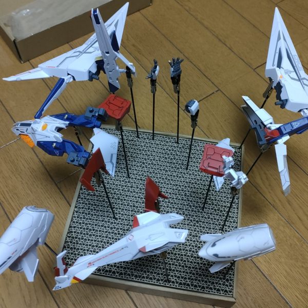 お盆休みに入りましたのでペーネロペーの続きをやってます。墨入れしてデカール貼ってやっと下地のトップコートまで進みました。あとはウェザリングしてもう一度トップコートでセーブして完成予定です。とりあえず1日乾燥させてます。（3枚目）