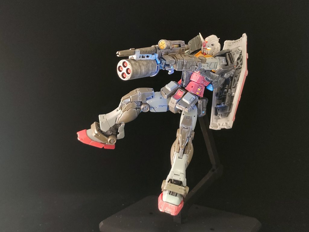 UVライトで光ります。ガンダムマーカーで塗っている部分も少し光ってるのは誤算(笑)