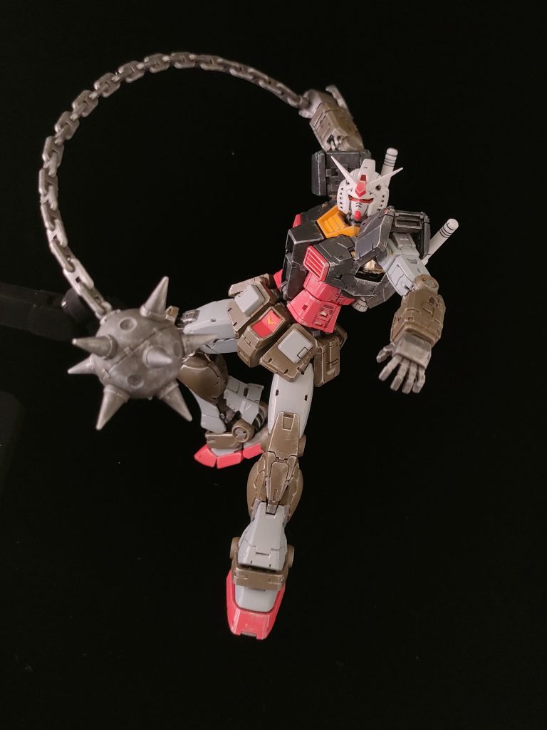 赤いガンダム風ポーズ