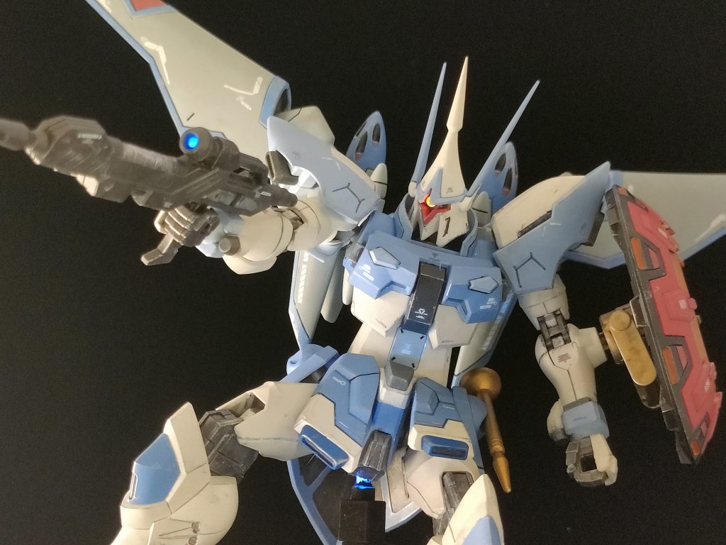 実はスミ入れ中にマスクの中にエナメル塗料が入り込み半分に割れてしまいました。マスクの黒い縦線はその時の名残です(笑)