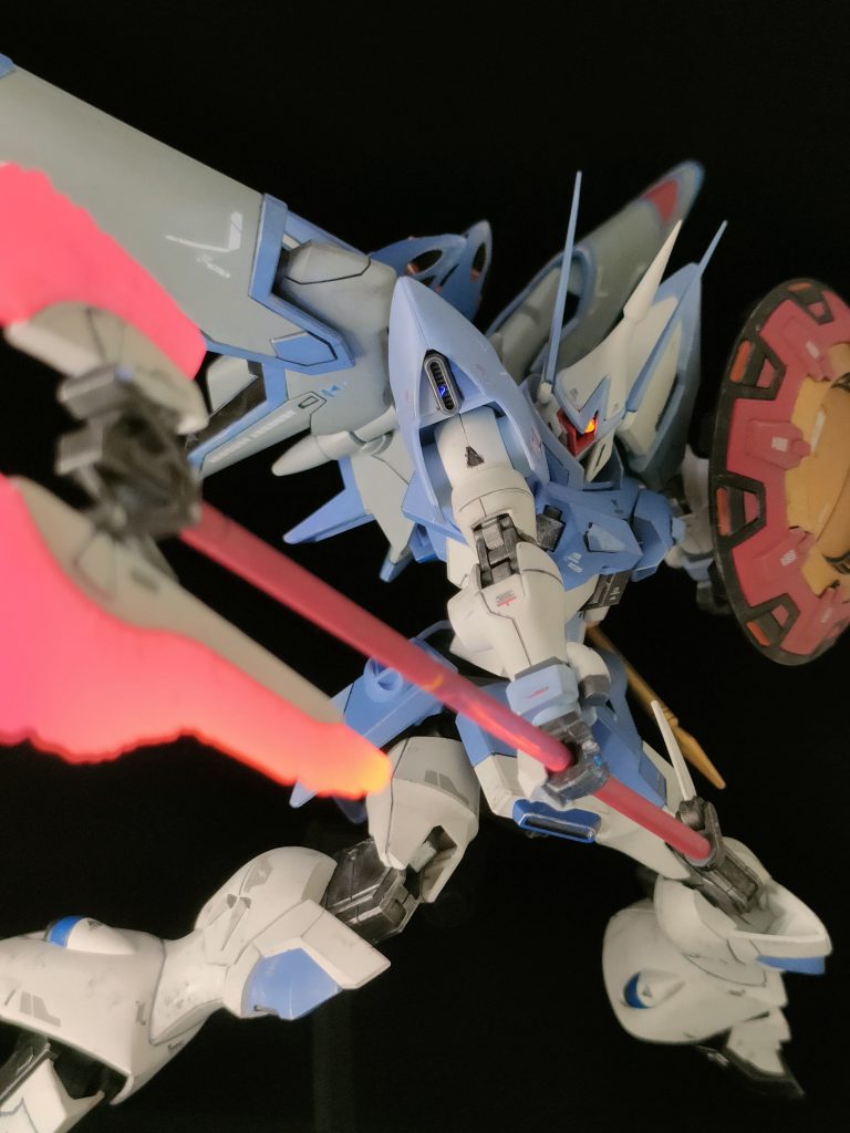 最初は部分塗装の予定だったのですがUVライトを当てると赤いパーツが全て光ではありませんか！？って感じで全塗装に切りかえました(笑)肩の中は塗り忘れ(笑)