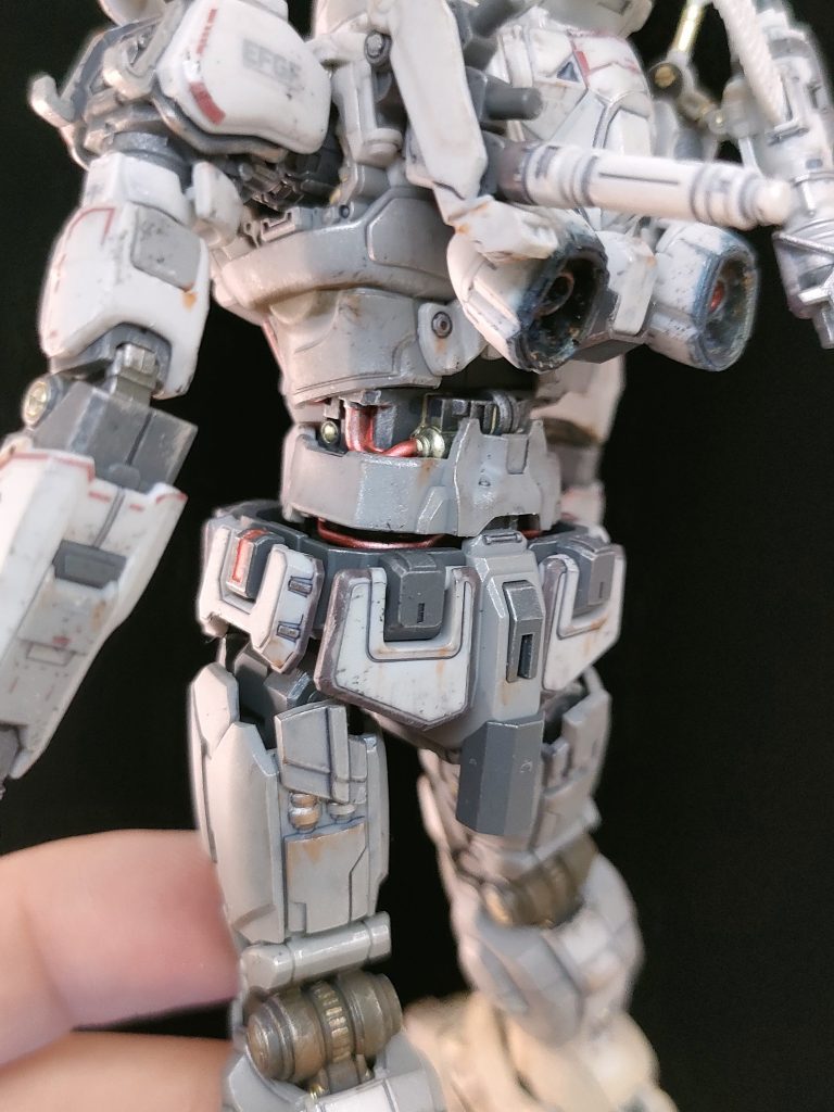 ほぼ見えない部分までディテールが凄かったので何となく塗っていましたが腰の動力パイプみたいな所がお気に入りです(笑)