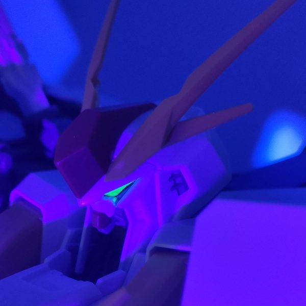 閲覧して頂きありがとうございます。とりあえずまだパチ組みですが形になりましたので途中経過として投稿させていただきました。この後墨入れとデカールを進めてまいりますが、ついでウェザリングも自身の場合エッジ部分のみに軽くなので先に済ませようかと考えております。前作のペーネロペーの時に工程が無意味だったようにふと思いましたので。あとツインカメラには組み立て途中にて蛍光グリーンを入れさせていただきました。ブラックライトで妖しく光ります。（1枚目）