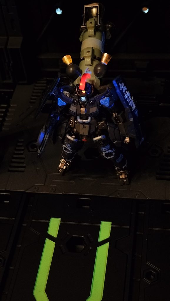 2. 最大の特徴は鶏のトサカのように大きなパトランプだ。これにより“軍鶏“ザクと呼ばれ、コードネームが”SHAMO”となっているのは、指揮官であるパイロットも気に入っているらしい。