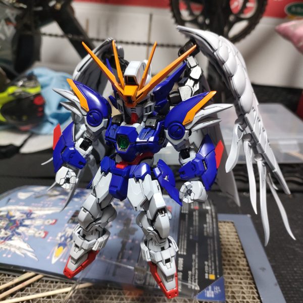 あと、デカールとトップコートのみ。やっとここまできました。しかし、白部分は黒下地から立ち上げたのに写真だとグラデーションが伝わらないなぁ。（2枚目）