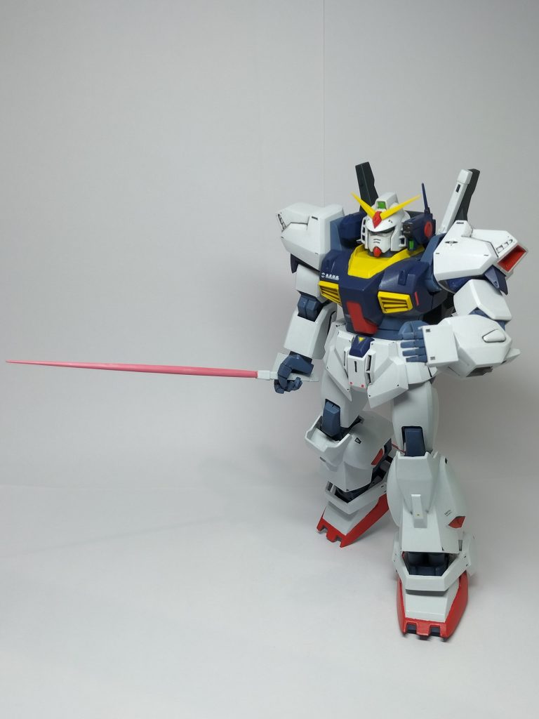 抜刀！かっこいいビームサーベルも付属します。可動指はリアルですが持たせるのがムズいです(gundam-kao8)