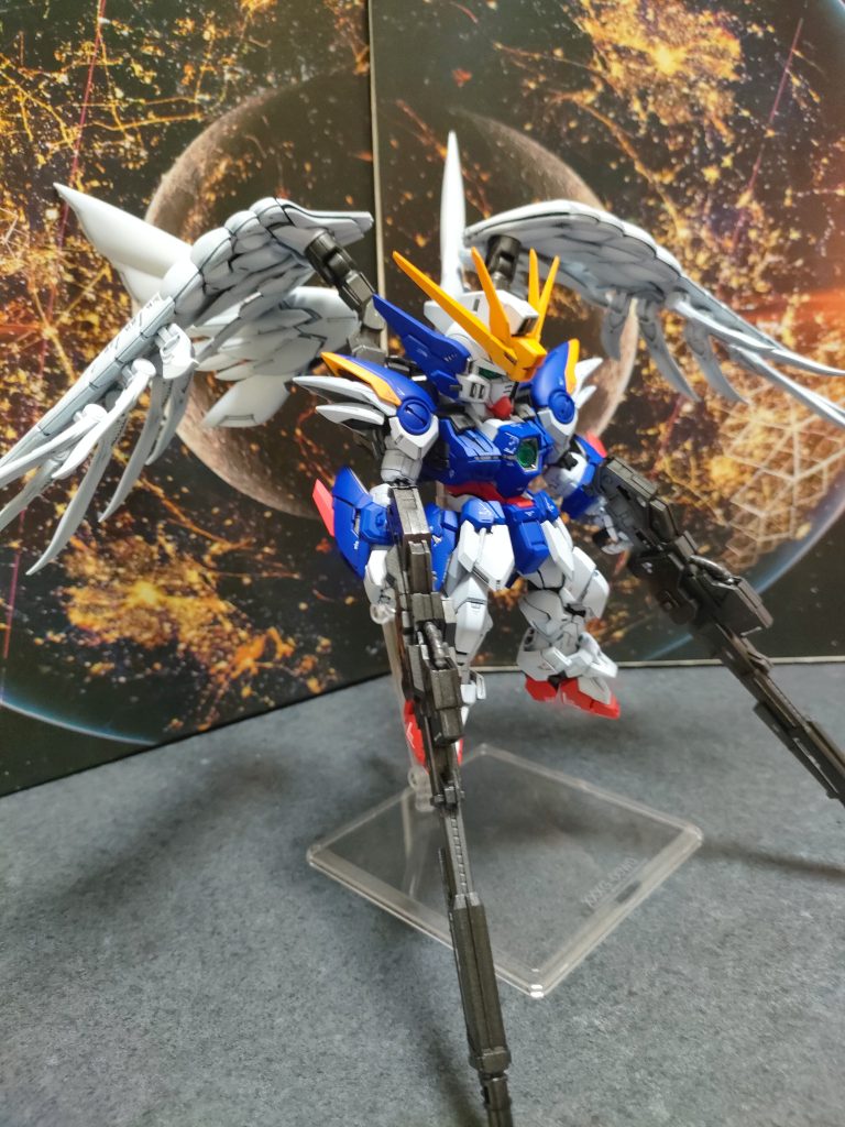 ライフルと内部フレームは艶有り仕上げ、他は艶消し仕上げで。これカッコいいなぁ。まだMGのウイングゼロカトキ積んでるんだよね・・・。1年以上積んでるのに、こっちを作ってしまった。見て頂きありがとうございました。他の作品も見て頂いたら泣いて喜びます。