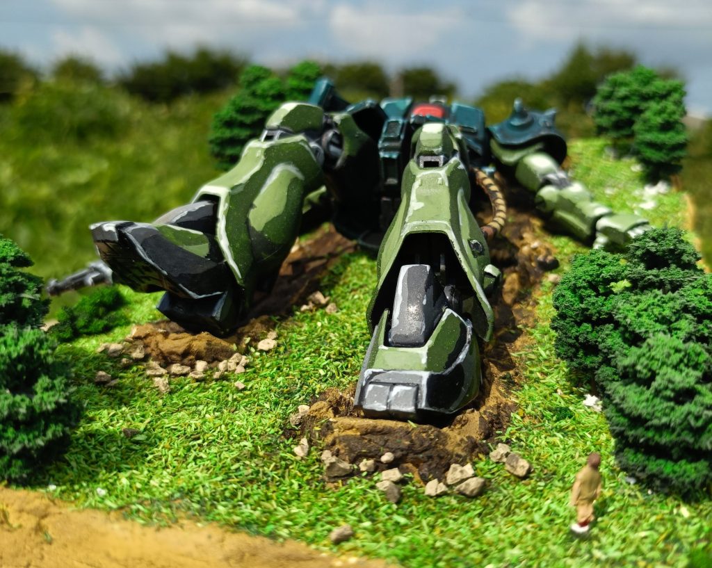 元キットはHGザクⅡ改を使用しました。キットは合わせ目消しくらいしかしていません。当初、他の方がしているようなプロポーション変更（足幅と胸幅を広くして、元デザインに近づける）をしてきれいに作る予定でしたが、前作のジム寒冷地仕様でジオラマ熱が出て、急遽、ジオラマ作成に変更しました。