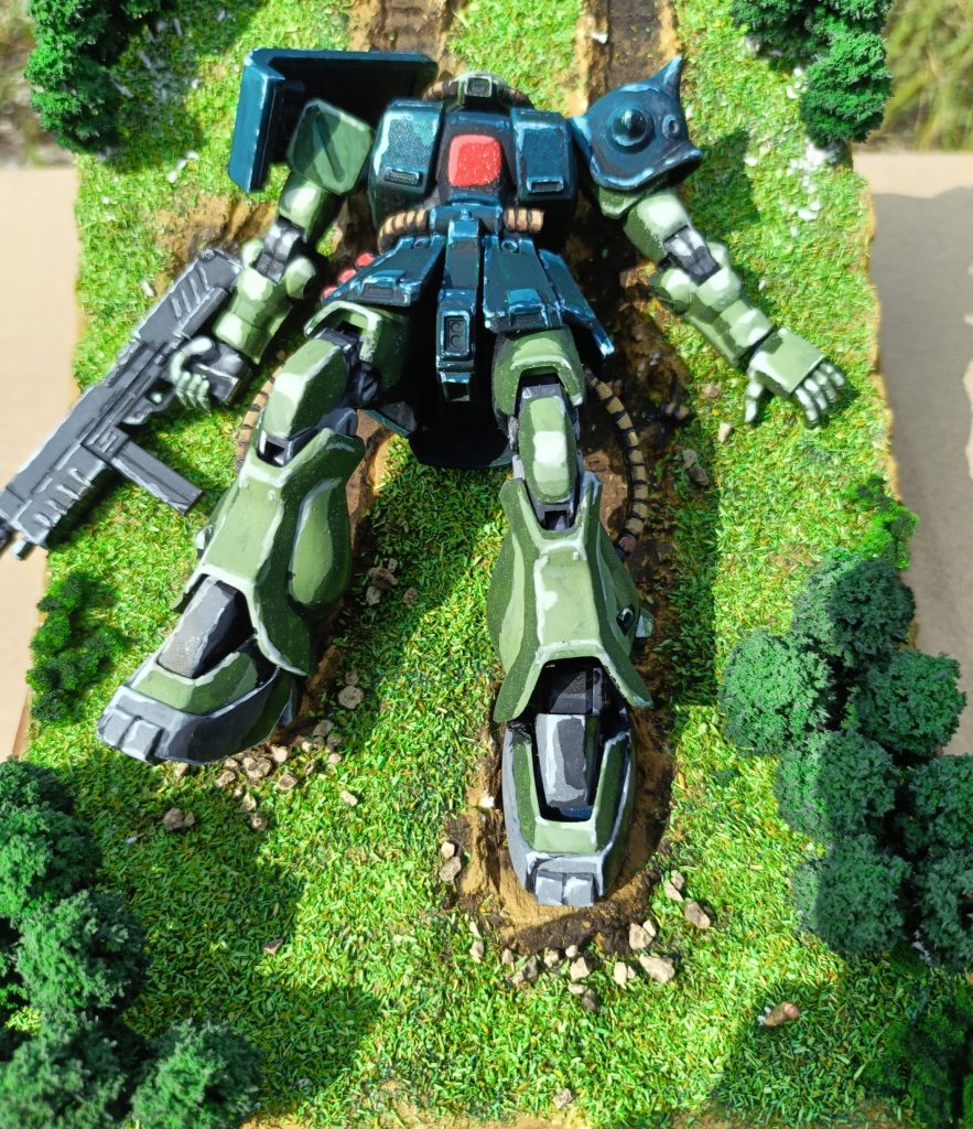 塗装はタミヤアクリルで筆塗りです。アニメでの場面がザクが背景画として描かれている為（セル画ではない）、本体はアニメ塗りで画面に近づけるように塗装しました。