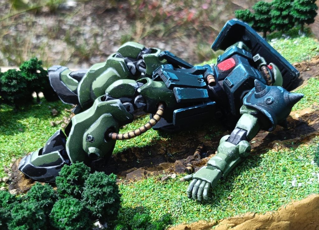 最初、シールドの向きを下向きに作っていたのですが、映像をよく見ると反対向きになっていたので慌てて直しました。