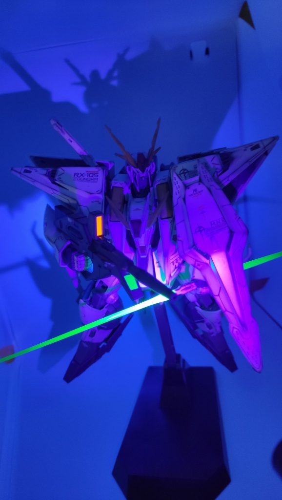 劇中ガウマン奪還時の警戒するポージングを再現。ガウマンまでも空中受領するというよっぽど空中受領に縁の深い今作品ならではのこのシーンが最も大好きです。本来なら警戒心増々でもっとコクピットを盾で覆う感じなのですが、可動範囲の関係でこの辺りが限界ですかね。 ビームライフルのホイルシール部分も蛍光塗料ブラックライトで光るようにしました。あとビームサーベルはクスィーのは元々ブラックライトに反応するみたいで光ります。