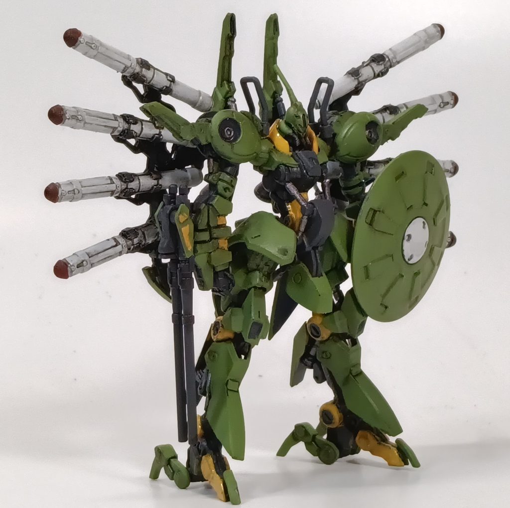 スミ入れはビクビクしながらエナメルブラック使いました。今回は何とかパーツ割れしなくて良かったです。