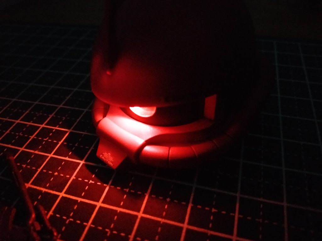 ということで真っ暗な部屋で撮影したのが、メインの写真になっているこちら暗闇で怪しげに光るモノアイ....とてもカッコいいですね、まるでアニメのワンシーンのようです🎬