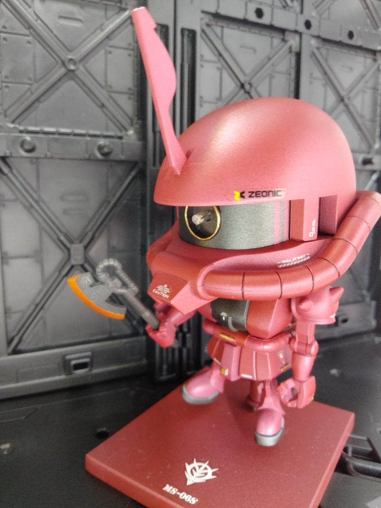 逆サイドはこんな感じですこだわりはモノアイの横に２本の赤いラインを入れています私の本業は建設業の現場監督なのですが、ヘルメットには監督を表す２本のラインが入っていますので、シャア監督機もそれをイメージしました🧑‍🔧あとは台座が黒でしたが、機体と同じ色に塗装して機器ナンバーとジオンマークを入れました塗料の色も自分で混ぜてみましたが結構いい感じです🌈