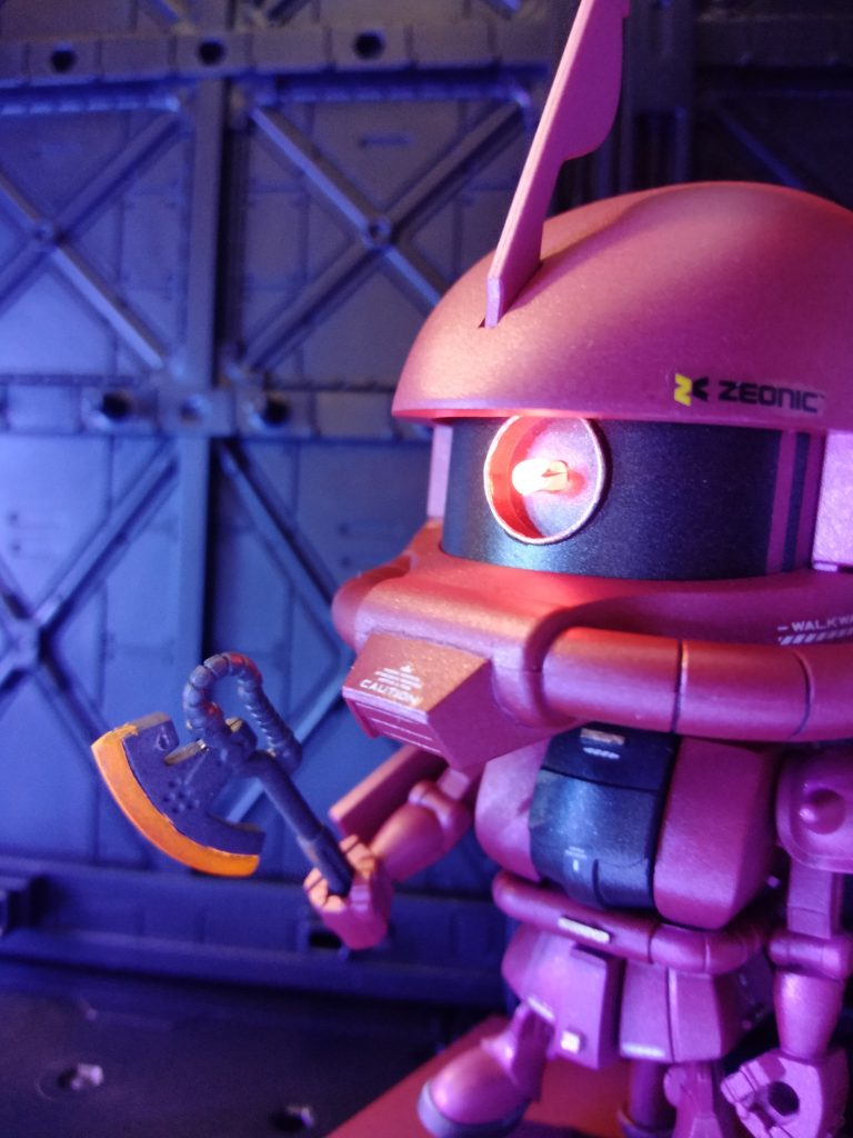 そしてモノアイ点灯＋ブラックライトを当てたのがこんな感じですなぜブラックライトを当てているかというと、オノの先端に蛍光オレンジを塗ってみました正しく光っているかよくわかりませんが、なんとなく発行しているような感じがしますね😀いかがでしょうか？モノアイも光っていますがブラックライトの光が強くてわかりにくいですね🤔