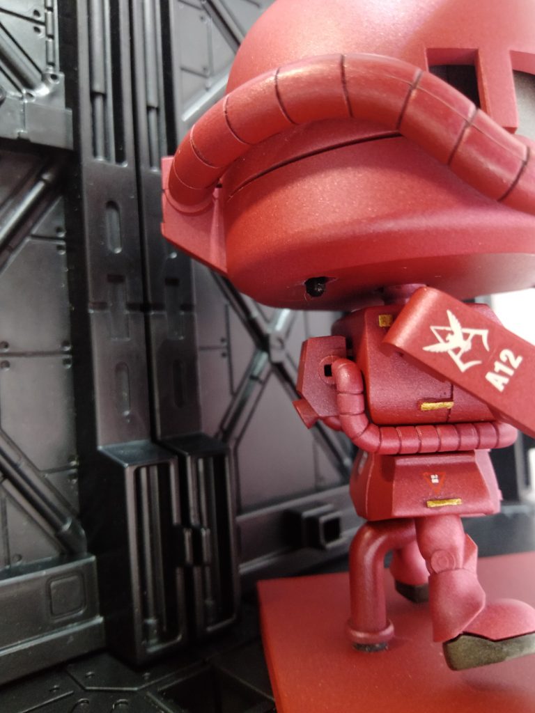 横から見るとこんな感じですドラ◯もん同様、少しだけ浮いていますね😺ド◯えもんが少し浮いてる理由をご存知でしょうか？理由は....失礼しました、話がそれましたので本題に戻りたいと思います🙇頭の下に外部からスイッチ操作できるように加工しましたその他はプラバンやデカールでディティールアップしています🐸