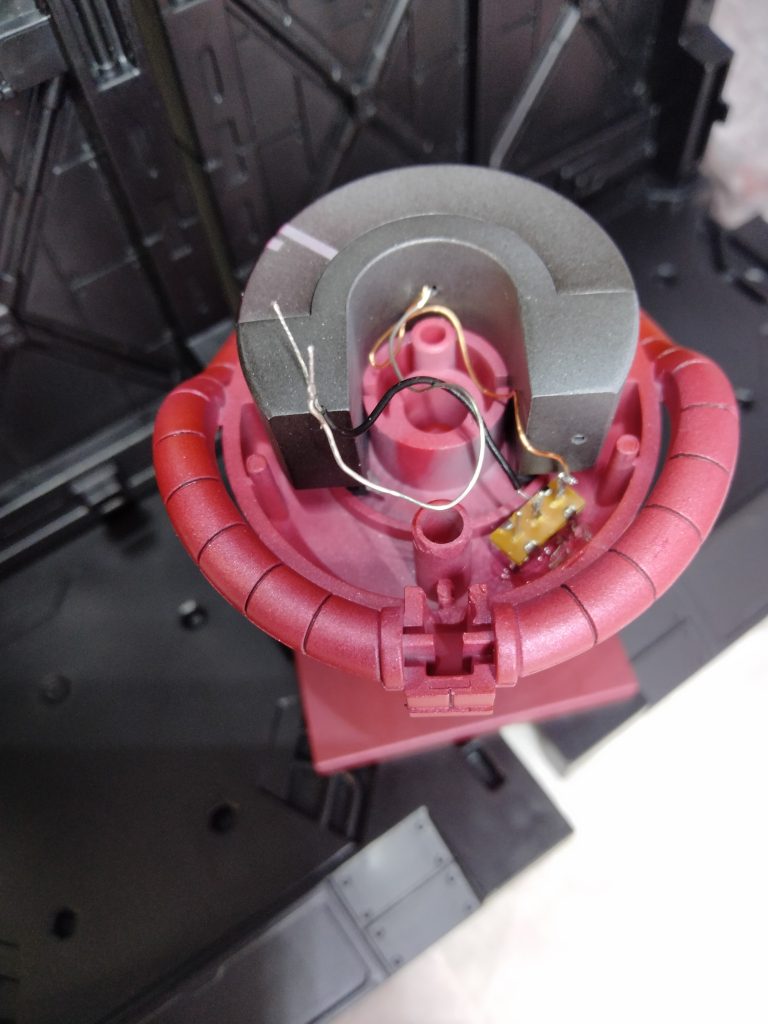 苦労して取り付けた頭の中はこんな感じです🎉スイッチをハンダで取付けました🔌ただくっつけているだけですので、出来はひどいものです( 写真の拡大は厳禁でお願いします)🙈途中で配線ルートを変更したので無駄に開けた穴や、かっこいいと思って入れたモノアイ横の２本線の名残も残っていますね