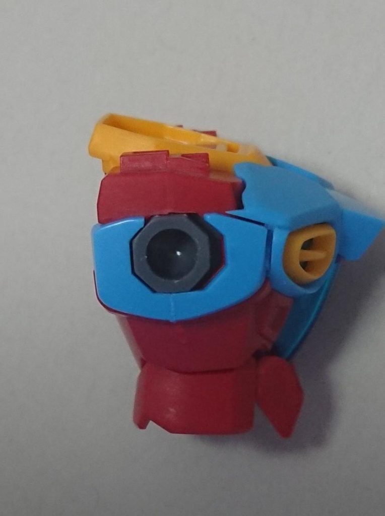 胴体の合わせ目処理。赤い胴体パーツを、さらに青いパーツで挟み込むこの部分。脇の下にできる青いパーツの合わせ目消しが非常に困難な個所です。ガンダムウェポンズの作例でも大抵ディテール処理されてるぐらいの場所なんですが…今回は分割位置の変更を試みてみました。青パーツ前側は。インテーク周辺部分のディテールラインで分割。後ろ側は背面パーツで隠れる部分で分割し。脇周辺の青パーツを独立した側面パーツとしました。ただこの分割だと、側面パーツを固定するダボがないので、最終的には接着になります。仮組の時は両面テープで止めてました。ただ、この青パーツ前側の分割に使ったディテール、ガンダムベース限定の劇場難パーフェクトパック装備版だと、形状解釈が変わって存在しなくなってるっぽいので、今後そっちを作る時にはまた合わせ目の処理で悩みそうです。