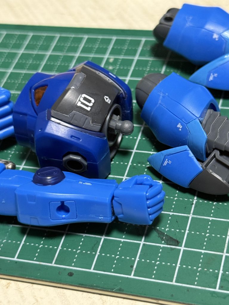 ここからは制作過程を少しだけ各所にスジボリを施し、部分塗装しています。基本的には同系色を配色してます