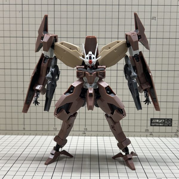 随分前に思いついてた案を元に、今朝から少しずつ構想しジャンクパーツを拾いながらカタチにしてみました。夜間リビングでの撮影につき画像粗いです…画像2枚目〜思いつき初期案画像3枚目〜通常形態画像4枚目〜ブンドド中(とても楽しい)ソーンの人外体型にバイアランの要素を加え、高機動遠近両用多腕武装マシマシ機体を想像して組みました。多少の接着加工はありましたが割と狙った姿になったと思います。今後は更なる設定と説得力を持たせつつ各所ディテールを詰めたりと、他の製作の合間にゆっくり進めていこうと思います。（3枚目）