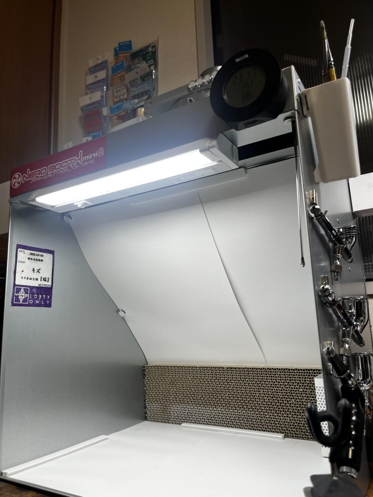 製作した時期とはズレるのですが、最近ネロブースminiを導入しました。もともとタミヤツインファンを使用してたのですが、コンプレッサーをL5からタミヤのパワーコンプレッサーに変えて高圧や0.5mmを吹いた時に吹き返しが物凄く…まだ軽く吹いただけですが、全く溶剤の匂いが気にならず、性能に愕然としております。今後の製作に役立ってくれる事を期待…！