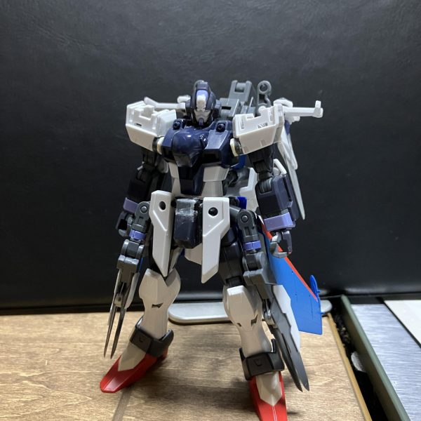 オリジナル完全変形のガンプラを製作しています。新作のファイター形態がやっっっと形になってきました。差し替えなしでMSに変形します。ベースは前作と同じHGクロスボーンガンダムですが今回は肩軸と腰部フレームに可動軸を追加してます。ファイター形態はパーツ構成のバランスにこだわってみました。機首部分と主翼部分との比率や、横から見た時に機首先端より足甲パーツが同じ高さか少し上に配置する等、マクロス作品のバルキリーのデザインを自分なりに解釈して盛り込んでいます。完成はまだまだ先になりそうですが、やっぱり形になると楽しくなりますね。お目汚し失礼いたしました。（2枚目）