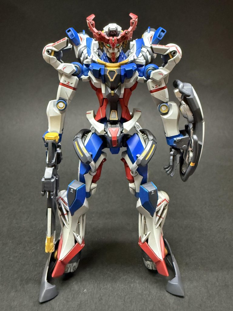 正面からです。肘の関節の黄色◯が上手く塗り分けられませんでした、後からエナメル筆塗りにすれば良かったと思います。 胸のひし形の黄色線は付属のマーキングシールを切り出して貼りましたが、あまり思った通りになりませんでした、これは何が正解だったのか今でも分かりませんw