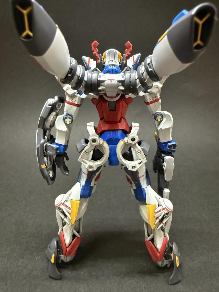 後ろです、バーニアが出っ張っててジャマですね、あとはめ加工をしてみましたが、塗分けも含めてこれは上手くいったと思います。