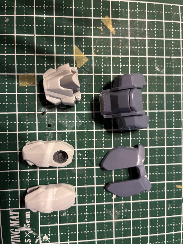 このキットは腰が回らないので、腰を2mm延長し、干渉する部分をなくすことで、腰が回転できるようにしました。さらに、アサルトシュラウドの胸部分も分割しています。アサルトシュラウドを装着しても、ちょっとだけ動きます。。。ついでに、ヒーローっポくしたかったので、脚を2mm延長をしました。延長によるスタイル変更は最近慣れてきた感じがします。