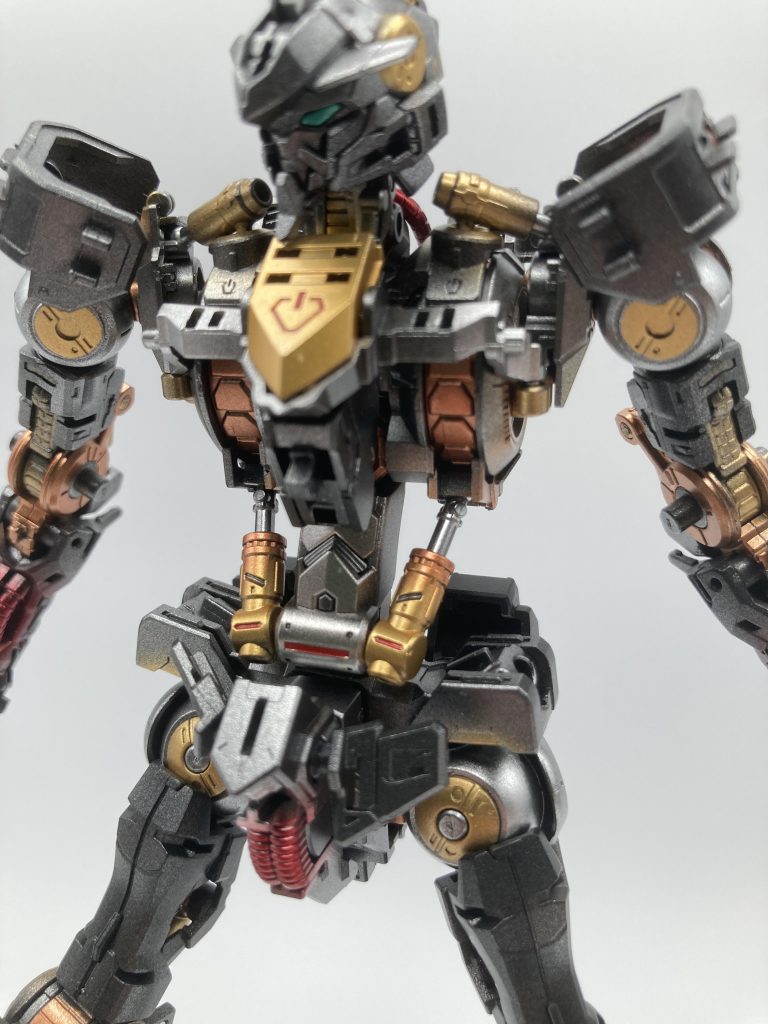 MGのバルバトスはフレームもかっこいいので、金属感が出るように塗り分けました。塗装は黒下地にガイアカラーのスターブライトアイアン、スターブライトシルバー、スターブライトゴールド、スターブライトゴールドにクリアレッドを足した急造のカッパーゴールドで塗り分けました。