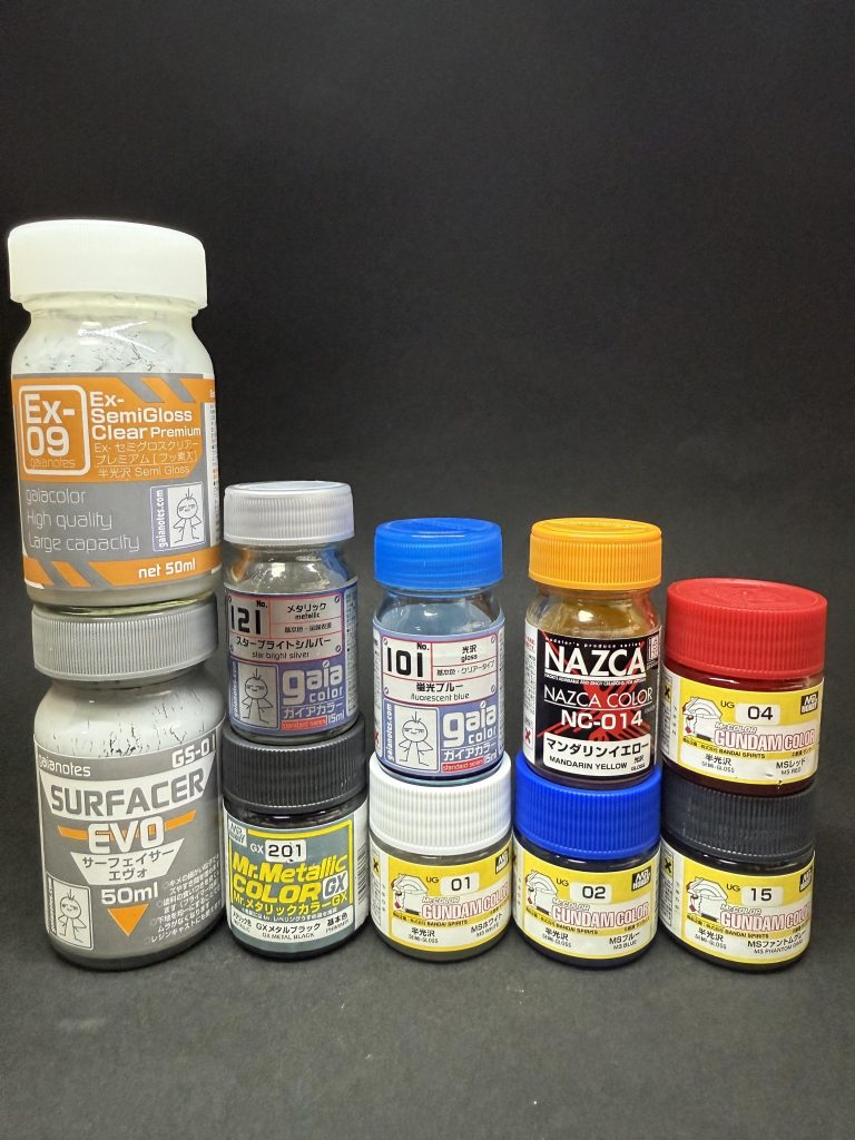 今回使用した塗料です、角の白とヘッドサイドの黄色はアクリル絵の具で筆塗りしました、調色はしてません。 塗装終了後はエナメルダークグレイで墨入れ、付属のマーキングシール(赤は全部)と一部水転写デカールを貼った後に半光沢クリアーを吹いて完成
