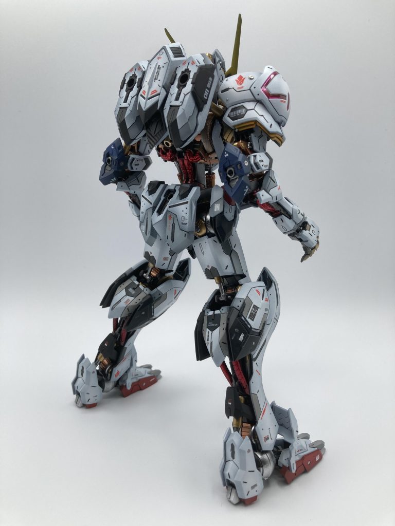 MGのバルバトスをどうしても作ってみたくて、バルバトスを作るなら、グラデーション塗装をやりたい!と思い立ち、YouTubeなどの動画を参考にさせてもらいながら、自分なりに取り組んでみました。