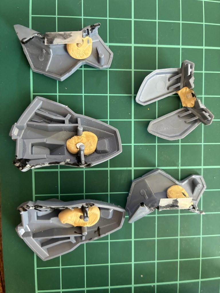 アサルトシュラウド脚部合わせ目を消すために、分割部分を変更して、磁石で着脱するようにしました。