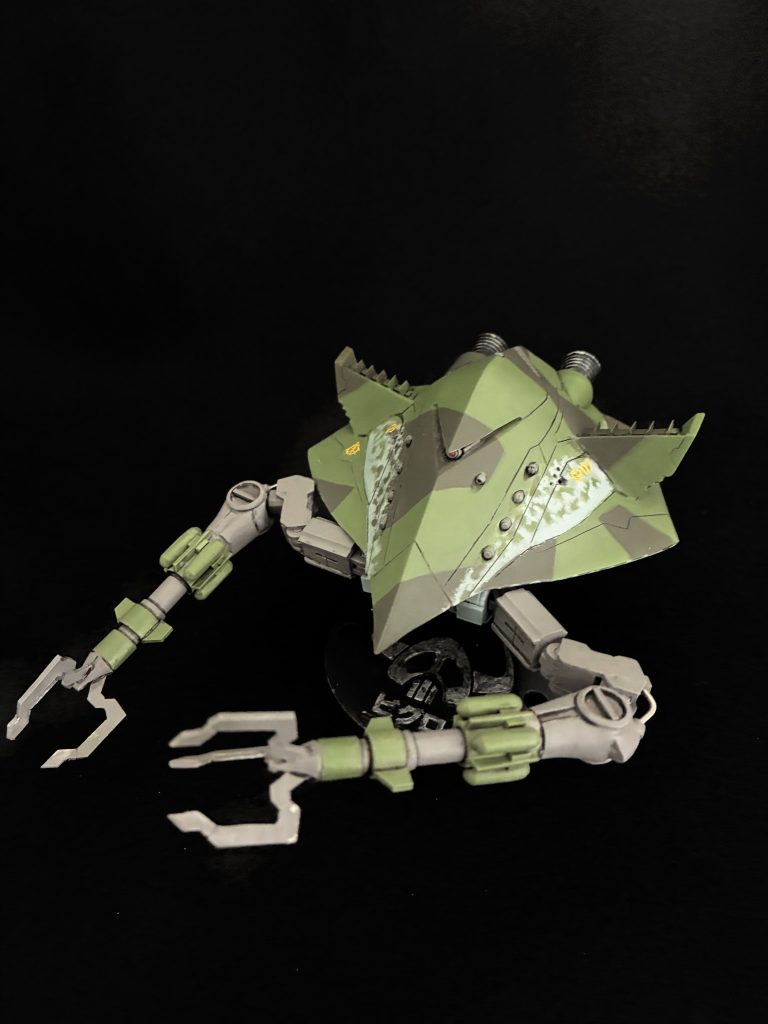 個人的にビグロにはMe262的なイメージを持っていることもあって、塗装はドイツ軍機のようにツートーンのグリーンとグレーでモットリング迷彩を施しました。関節などの部分はウォームグレーです。