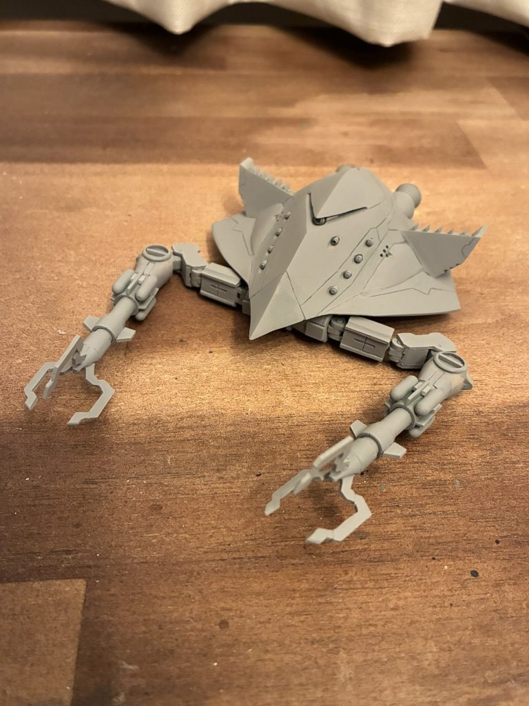 塗装直前のサフを吹いた姿です。色々ディテールを追加していますが設定画の全てを再現はしていません。1/500のサイズだとオーバースケール気味になりそうなところは省略し、ほどよいバランスを目指しました。