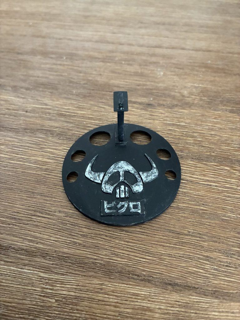 付属の台座(本体の穴といまいちサイズが合っていなくてグラつくのが難点ですが…)も塗装。金属っぽくドライブラシで塗装しました。