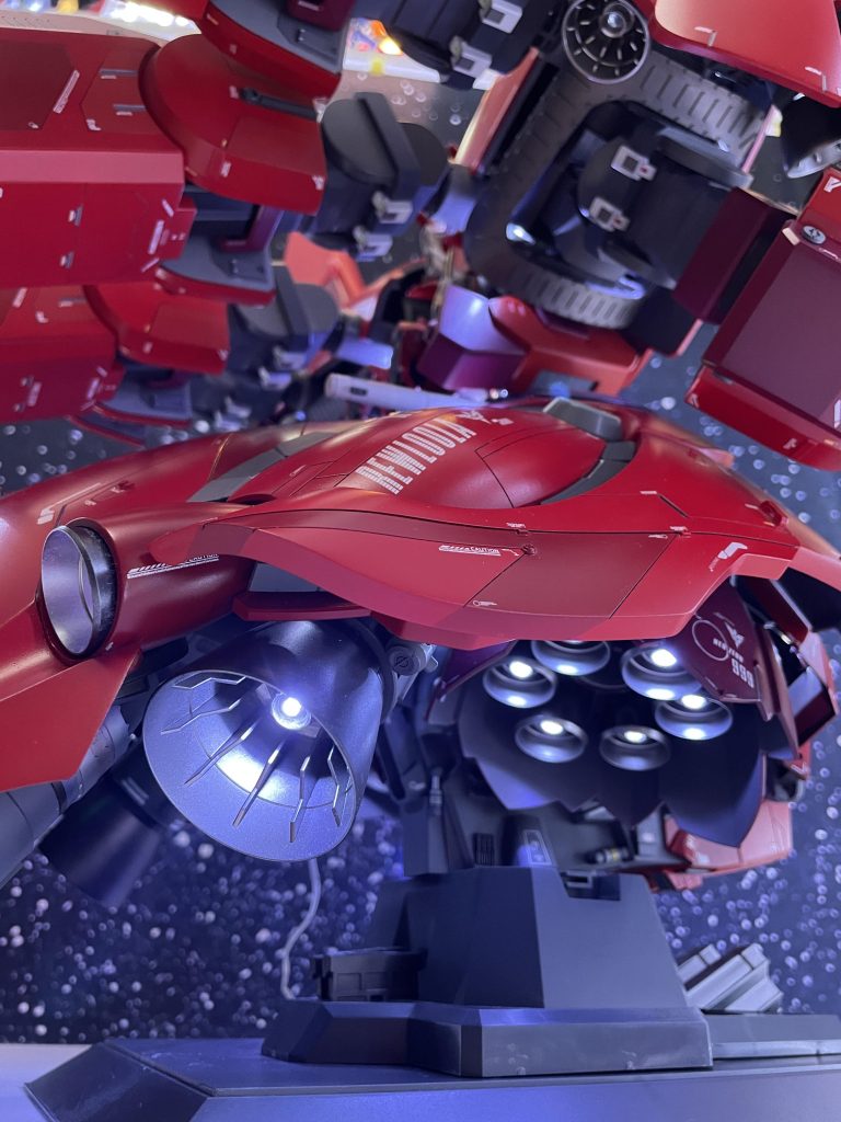 スカート内部のスラスター･バーニアはすべて点灯