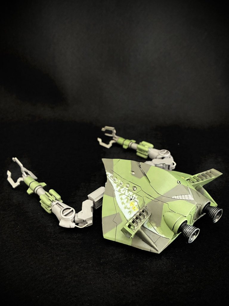 ボディの形状は好みで高さを抑えた扁平な形にして、先端近くで前方に延長も行っているので、前面の傾斜は鋭角的になりました。モノアイスリットは位置を変えて細く、直線的な形に変更。ボディ左右の翼のような部分は大型化し、キットよりもやや前方で折れる形にしています。