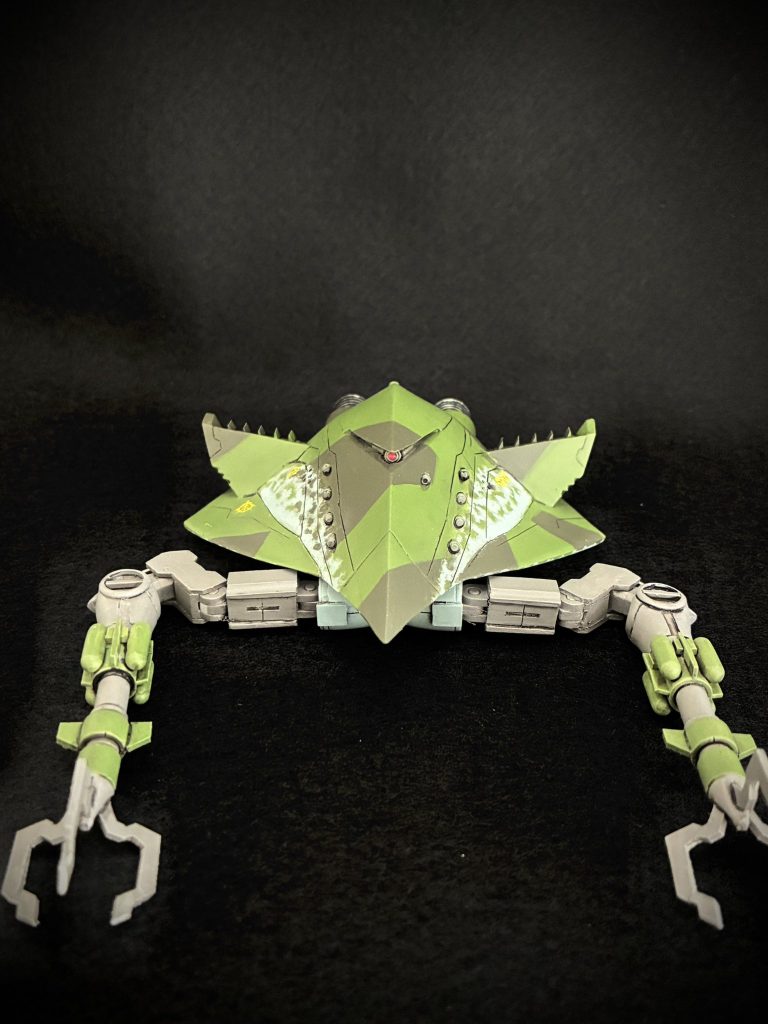 1st版と後期型との最も大きな差異といえば腕部だと思います。設定画に極力近い形で関節構造を作りました。設定同様人型を離れた複数の関節を持っているので、可動の自由度は高いです。