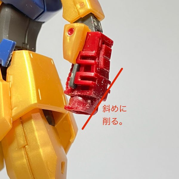 HGリバイブ百式の進捗①🛠️脚のメリハリをつけるために、脹脛の膨らみと丸みをつけました。手首の装甲は、非固定式にして手首の動きに追従するように加工しました。ハンドパーツはビルダーズパーツのMサイズに変更。親指の付け根のカバーも作成。（4枚目）