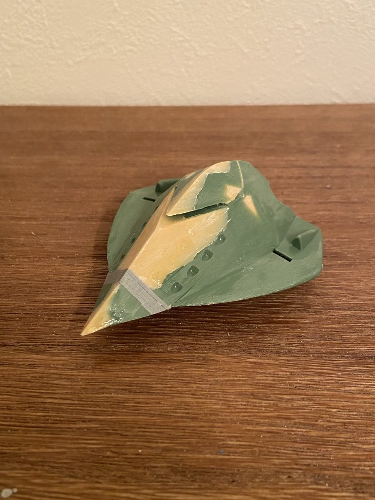 ボディを作り始めた頃の画像です。ボディの内側はパテで裏打ちし、先端はプラ板で延長、前面はパテを盛ってから、鋭角的な形状になるよう削り込み。