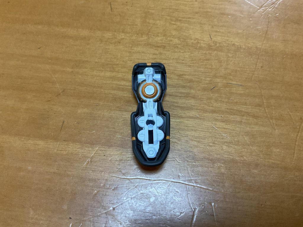 シールド裏は特にこだわって塗装しました。オレンジのラインが細くて大変でした。