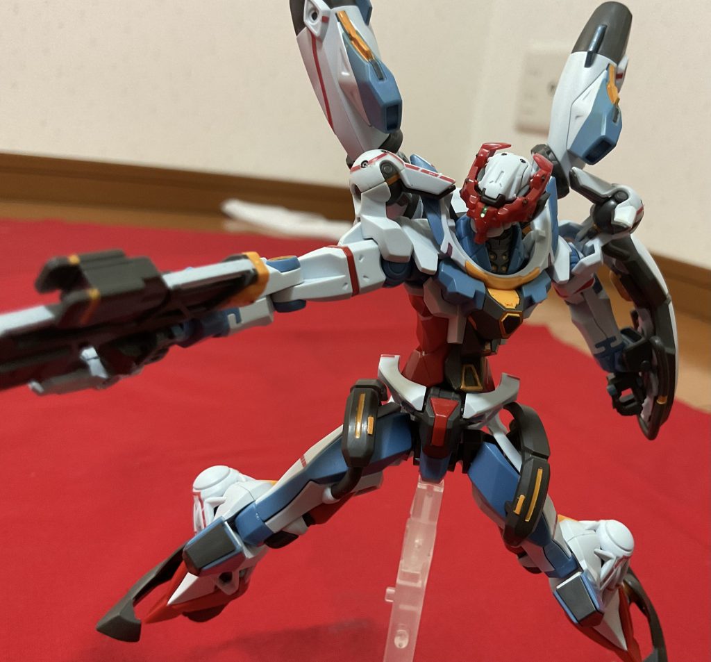 胸部分や腹部分のオレンジはプラ板を切ったり貼ったりして再現しました。背面左側のブースターの赤いシールが破けてしまったのでそこは塗装で誤魔化しています。