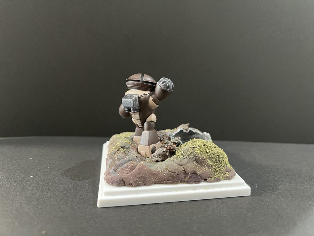 アッガイは目当てのモデルの一つで、大満足のプロポーションでしたが、肝心のポーズがいつの何なのかさっぱりだったので適当に仕上げました。トーチカかなんかを破壊してクリアリングした感じ？