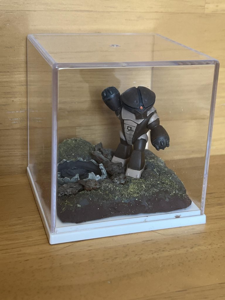 カバー付き。購入直後はダイソーにぴったりのケースがあって良かったのですが、８月に入るとベース黒色がなくなり、盆を過ぎると同規格の商品もなくなってました…。ダイソー様、このサイズの特需あると思うんで増産してください。