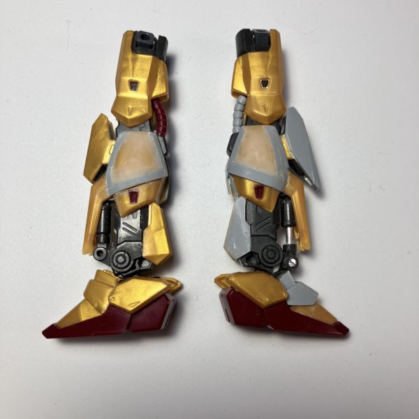 足のアンクルガードの形状をアニメのように寝かせた形に。膝裏の動力パイプをビルダーズパーツに置き換えて、膨らみを抑える。この2点でわずかながらに可動域を拡大。膝立ちで腰を落とせるようになりました☺️（3枚目）