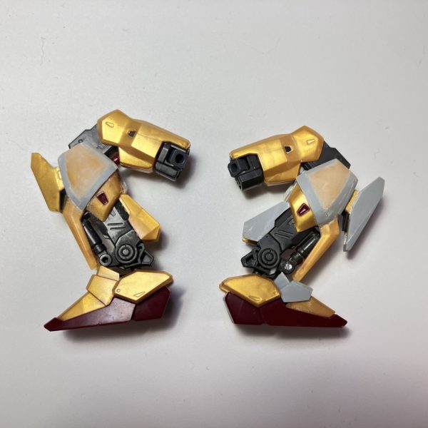 足のアンクルガードの形状をアニメのように寝かせた形に。膝裏の動力パイプをビルダーズパーツに置き換えて、膨らみを抑える。この2点でわずかながらに可動域を拡大。膝立ちで腰を落とせるようになりました☺️（4枚目）