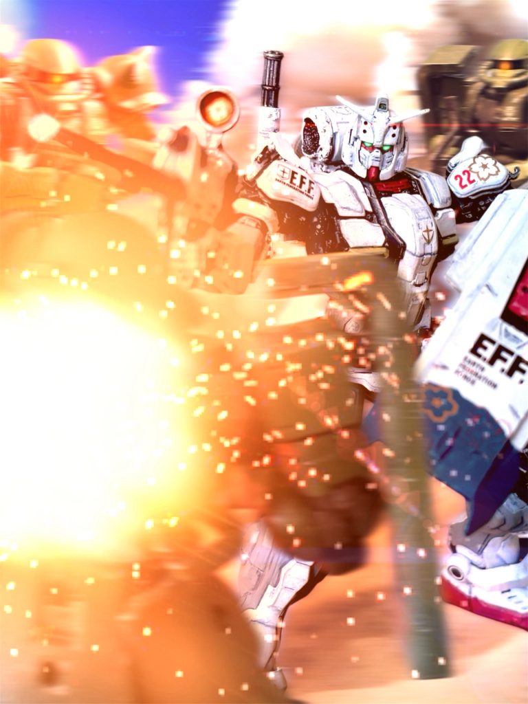 「ガンダムだと!?」 二本角に、ツインアイの機体を認め、アーサー・クレイグ大尉は驚愕した。オデッサで対戦したトリコロールの機体ではなく、骸骨のように白く、内臓や骨格をむき出しにしたような外見が、墓場から這い出してきた不死者のような不気味さを感じさせた。(俺が殺したはずのガンダムが、地獄から帰ってきたと言うのか!?)いいや、単なる新型の投入だろう。ばかばかしい妄想と自嘲しつつも、蘇った戦場の亡霊という想像を禁じ得ない。 ガンダムは自陣に踊り込むや、ビームライフルを放ってザクを撃ち抜いては、バッタのようにあちこち飛び回りながら、攪乱する。ザクマシンガンの多少の被弾など、ものともしない。まるで、実在しない影のようだ。実在しない影か、亡霊ならば、当然、攻撃も通用しない。 ガンダムを避けて散開した友軍に、離れているキャノンタイプの狙撃が文字通り追い討ちをかけるが、アーサー自身は先程の射撃に反応し、空中を大きく旋回してしまったため、救援に向かえない。「イアン、正面のキャノンだ!」アーサーは、ドダイのパイロットに命じる。機体を左右に振らせながら、キャノンタイプに突貫する。まずは、ハリソン少佐の狙いであったキャノンタイプを墜とす。ガンダムの相手はその後だ。